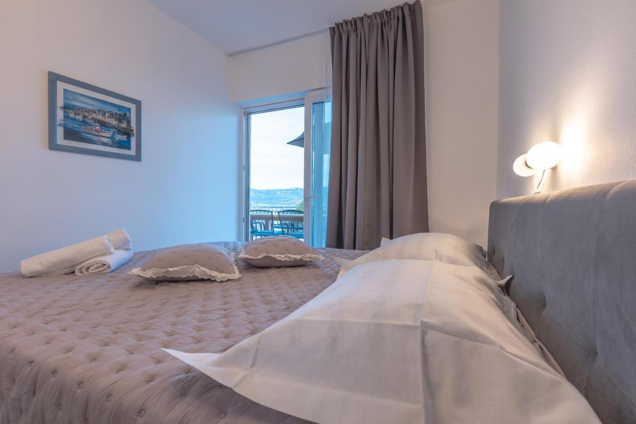 Holiday Home Insulam Mare Trogir Exterior photo