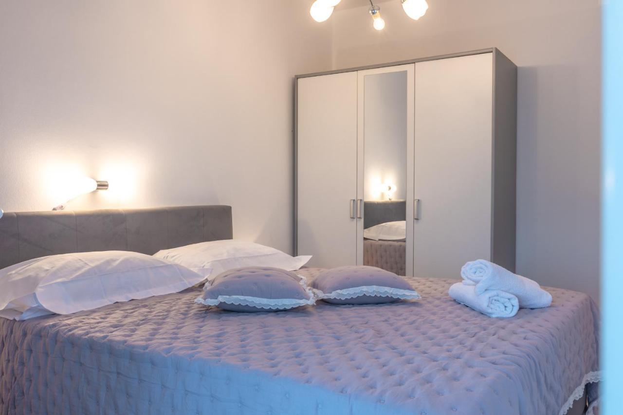Holiday Home Insulam Mare Trogir Exterior photo